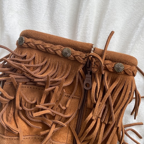 Minnetonka 5 Layer Fringe Boots - Picture 4 of 5